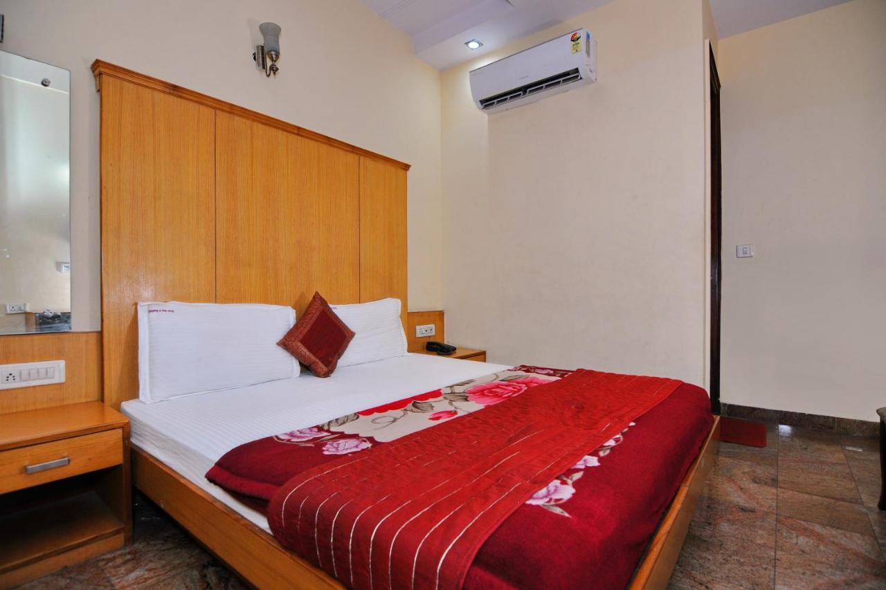 Hotel Tjs Grand Delhi  Exterior photo